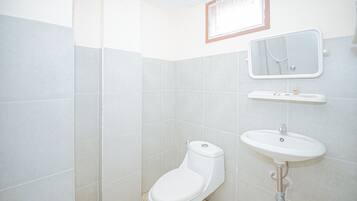 Standard Room | Bathroom | Shower, towels