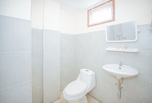 Standardværelse | Badeværelse | Bruser, håndklæder