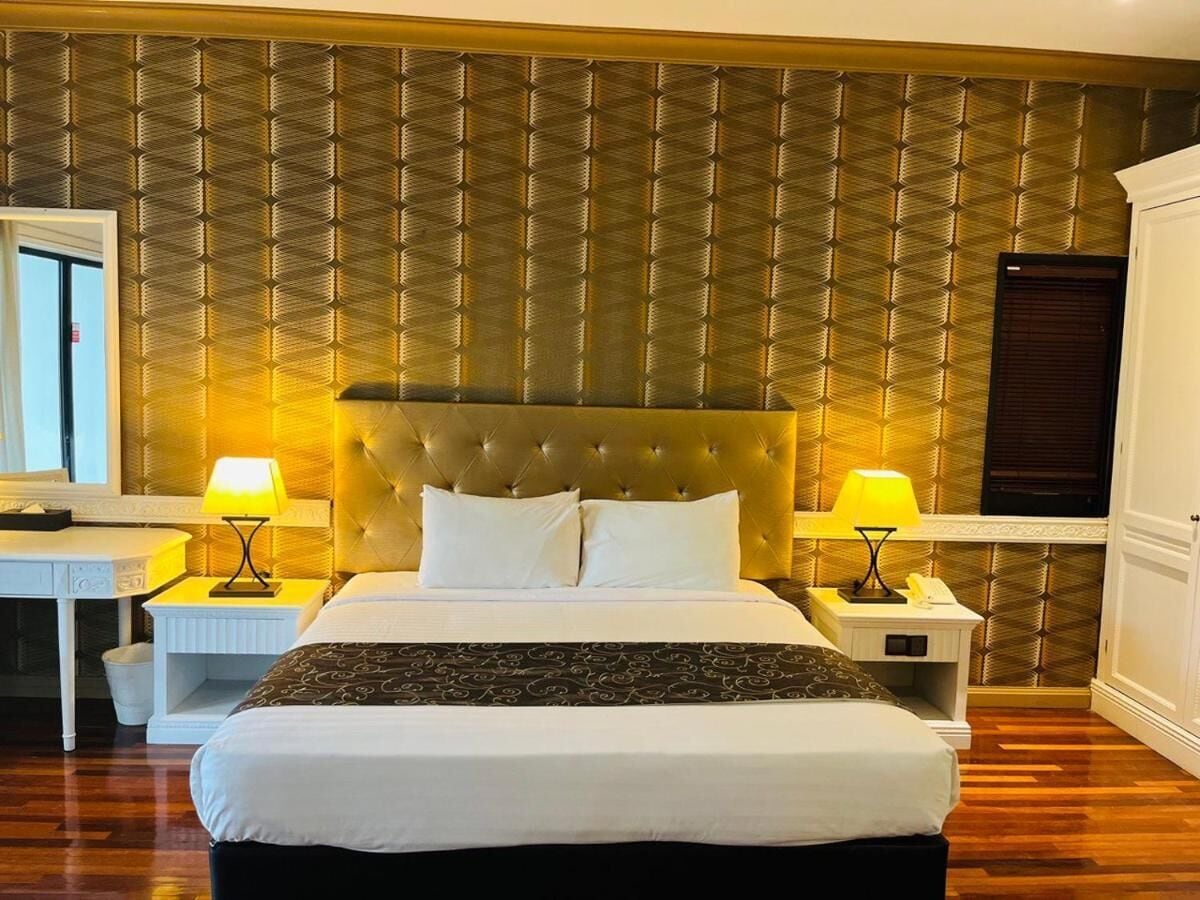 Royal Suite | Minibar, in-room safe, desk, blackout curtains