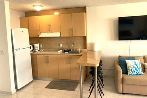 Geladeira, micro-ondas, cooktop, cafeteira/chaleira