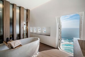 Exclusieve villa, 2 slaapkamers, uitzicht op zee | Badkamer | Een bad/douchecombinatie, een regendouche, gratis toiletartikelen