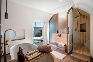 Exclusieve villa, 2 slaapkamers, uitzicht op zee | Badkamer | Een bad/douchecombinatie, een regendouche, gratis toiletartikelen