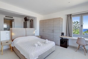 Pillow-top beds, individually decorated, individually furnished, desk