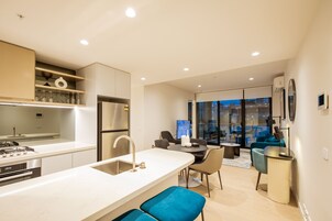Apartamento Premier, 2 habitaciones, 2 baños | Zona de estar | Smart TV de 55 pulgadas con canales digitales, una televisión