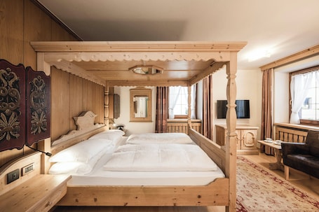 Superior Room | Premium bedding, in-room safe, desk, blackout drapes