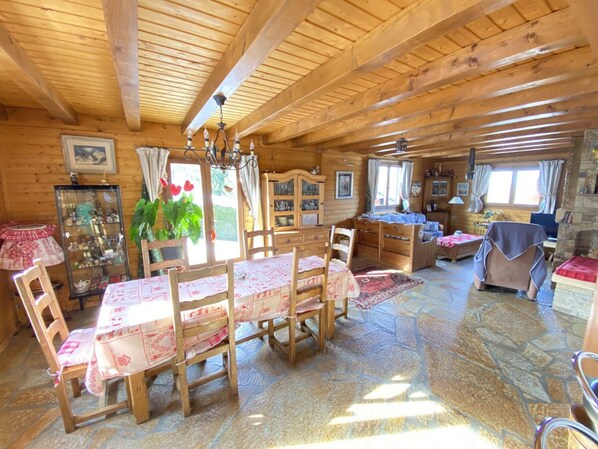 Dining - Cozy 3-BR Chalet in Quiet Area - Near Slopes, Fireplace, WiFi, Garage (Les Carroz d'Arâches)