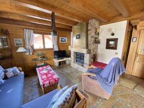 TV, fireplace - Cozy 3-BR Chalet in Quiet Area - Near Slopes, Fireplace, WiFi, Garage (Les Carroz d'Arâches)