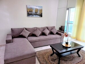 아파트 (2 Bedrooms) | 거실 공간 | 위성 채널 시청이 가능한 1cm 플라스마 TV, TV