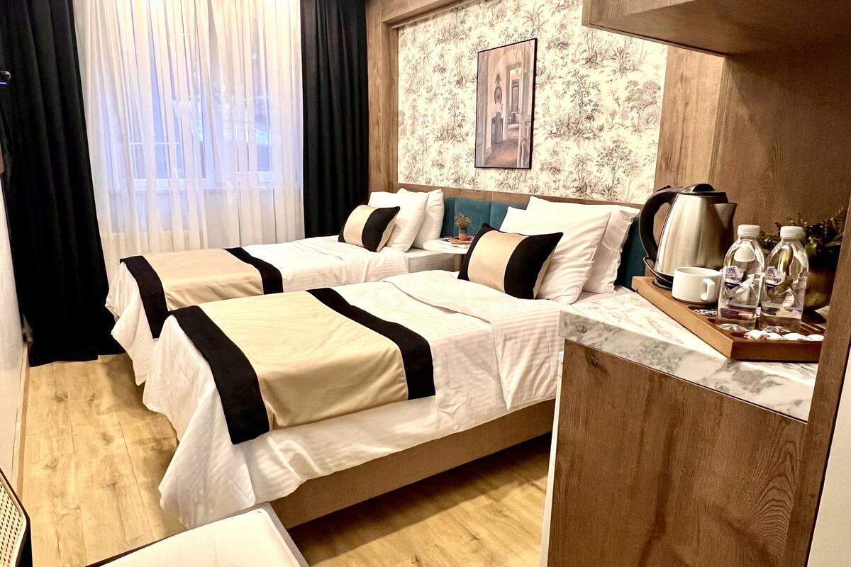 Chambre avec lits jumeaux | Literie de qualité, lit avec matelas Select Comfort, coffre-fort, bureau