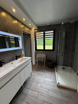 Bathtub, hair dryer, towels