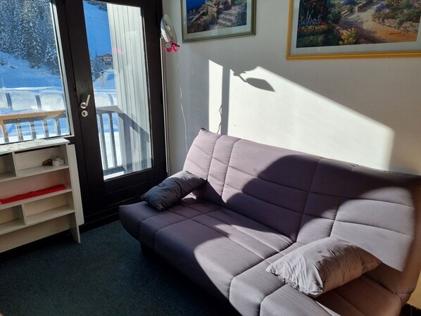 Een televisie en een kantoor