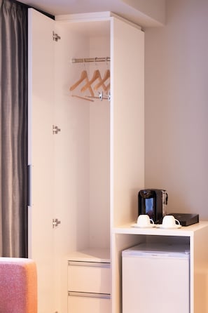 Deluxe Wide Twin, Non Smoking for 4 people | Free WiFi, bed sheets - Karaksa Hotel Colors Tokyo Yaesu (Tokyo)
