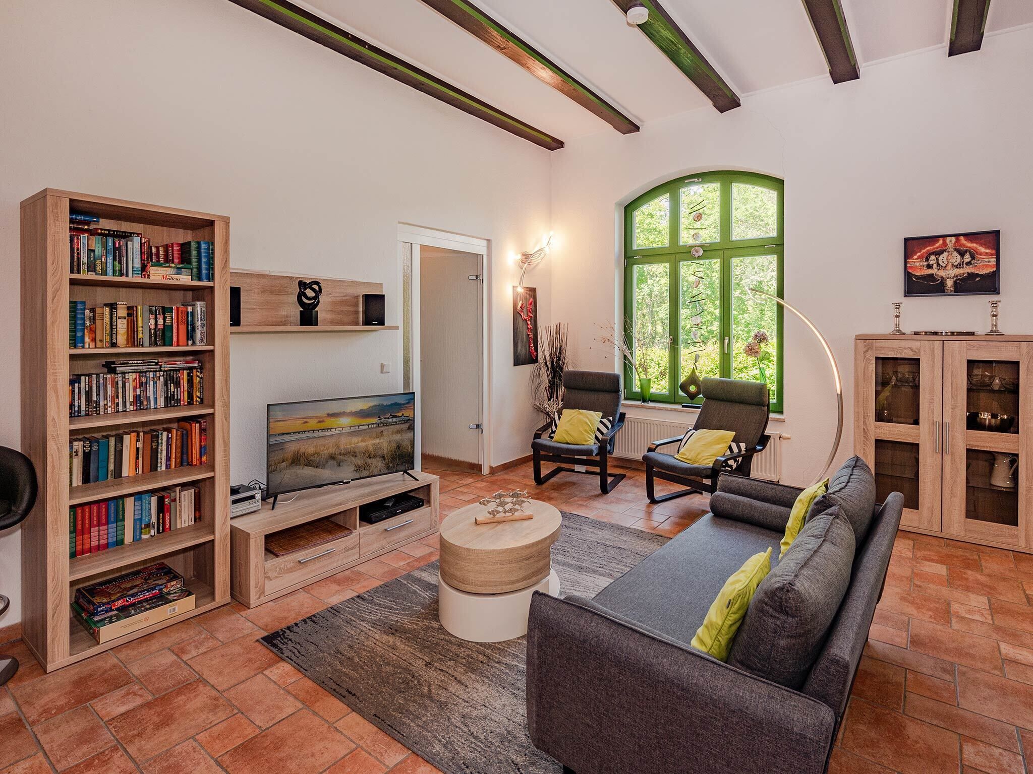 Fernseher, DVD-Player, Bücher, Stereoanlage