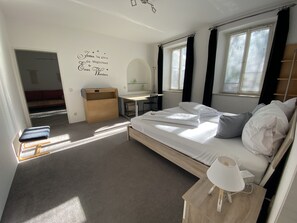3 habitaciones, escritorio y tabla de planchar con plancha