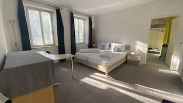 2 Schlafzimmer, Schreibtisch, Reisekinderbett, kostenloses WLAN