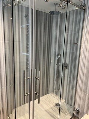 Deluxe Double Room | Bathroom | Shower, rainfall showerhead, free toiletries, hair dryer - Manors Hotel (Istanbul)