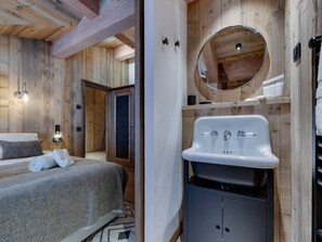 4 bedrooms, free WiFi, bed sheets