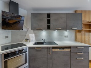 Kjøleskap, mikrobølgeovn, ovn og oppvaskmaskin