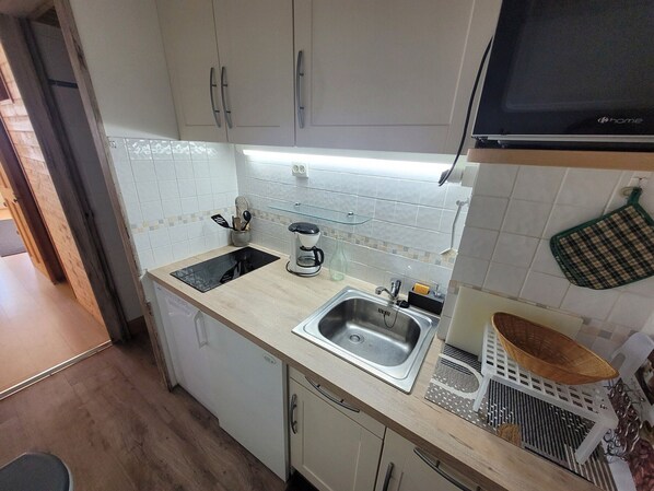 Frigorífico, microondas, horno y placa de cocina