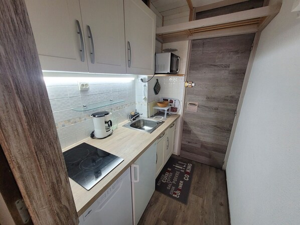 Réfrigérateur, four à micro-ondes, un four, surface de cuisson