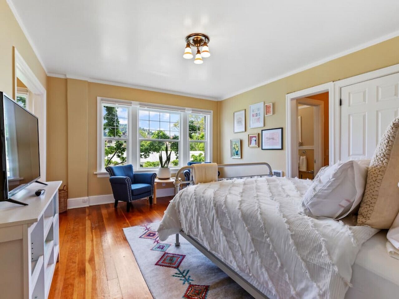 1 habitación, escritorio, tabla de planchar con plancha y wifi gratis 