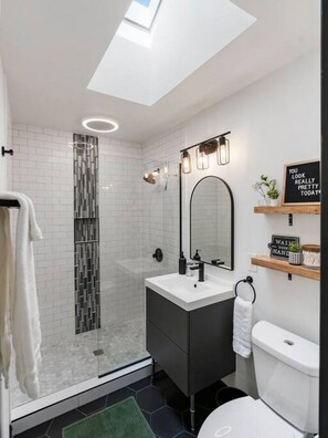 Hair dryer, towels - Picture Perfect Bungalow in the ❤ of DT Vancouver! (Vancouver)