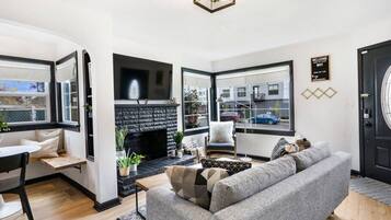 Una Smart TV, una oficina