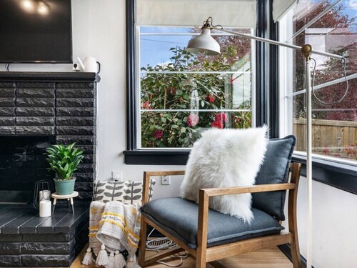 Picture Perfect Bungalow in the ❤ of DT Vancouver!