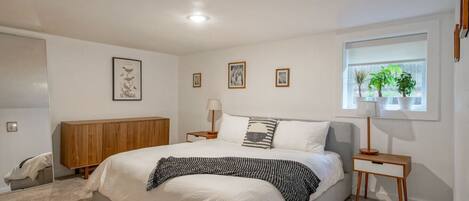 2 bedrooms, desk, iron/ironing board, travel crib