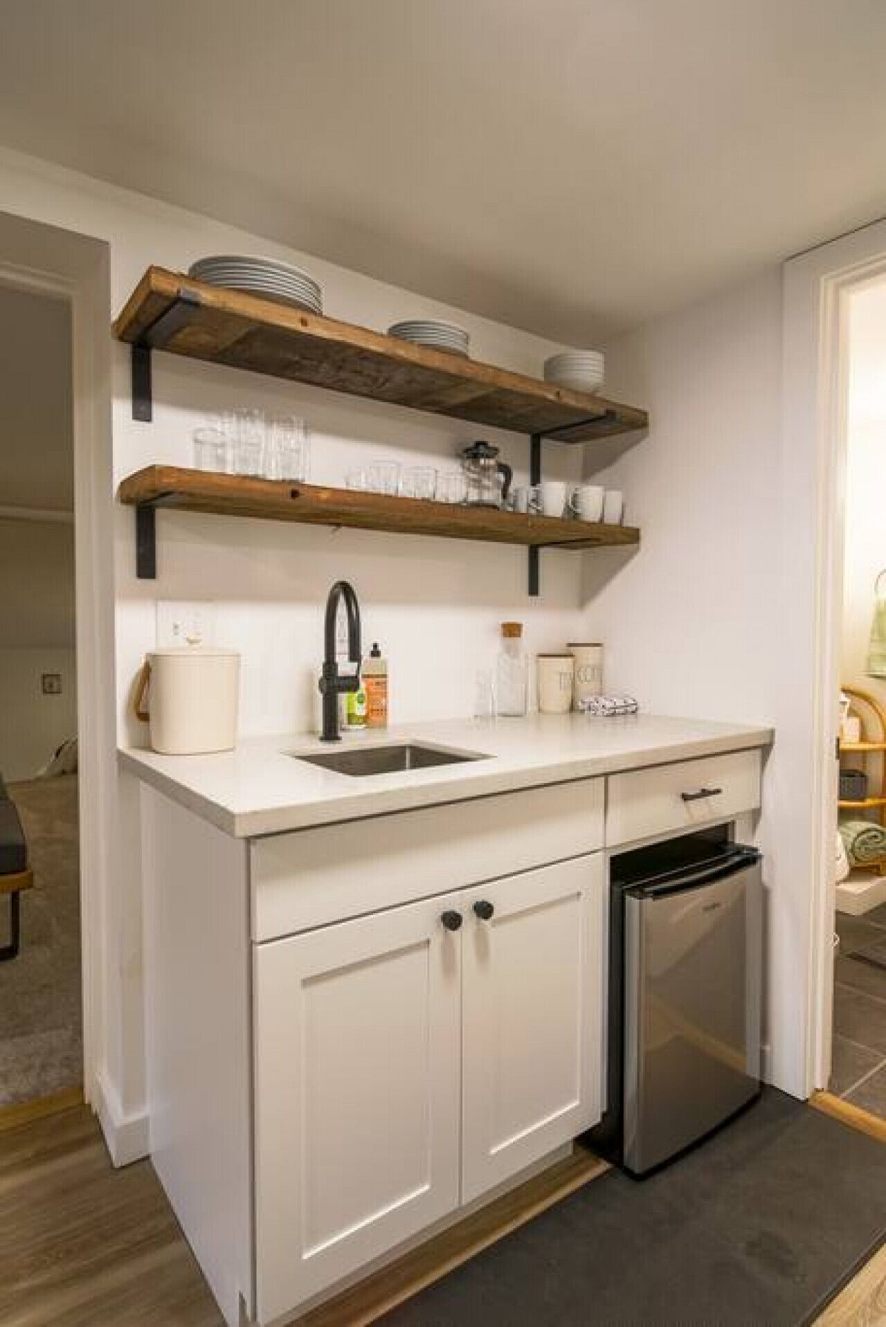 Kjøleskap, mikrobølgeovn, oppvaskmaskin og kaffetrakter/tekoker