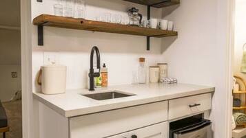 Een koelkast, een microgolfoven, een vaatwasser