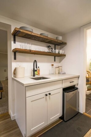 Jääkaappi, mikroaaltouuni, astianpesukone, kahvin-/teenkeitin