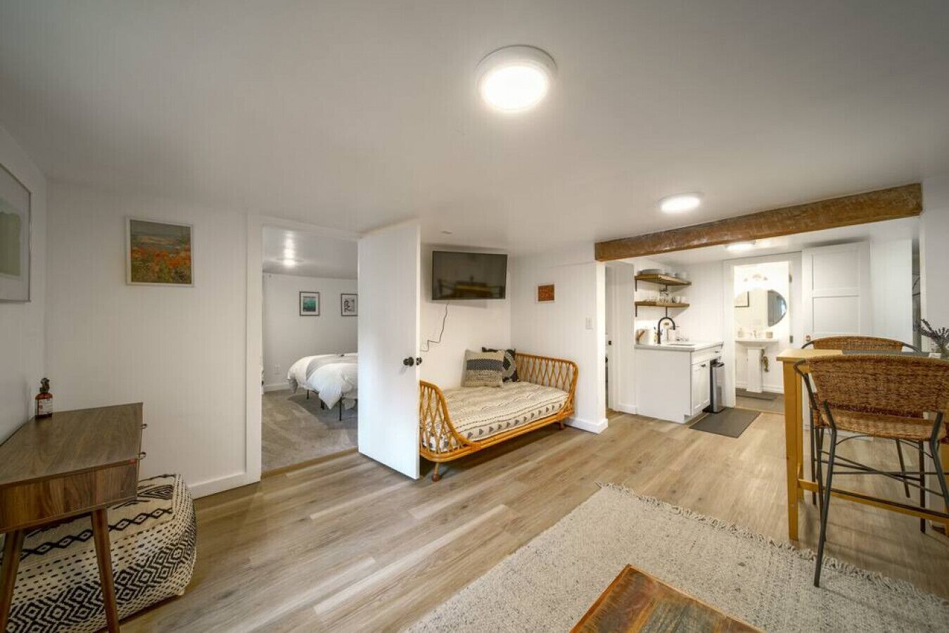 2 soverom, skrivebord, strykejern/-brett og reiseseng for barn