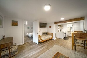 2 chambres, bureau, fer et planche à repasser, lit parapluie