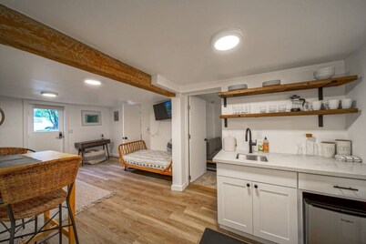 The Alberta Escape - 2br - Awesome Location!