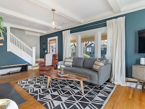 Smart-TV, Kamin, Arbeitsbereiche