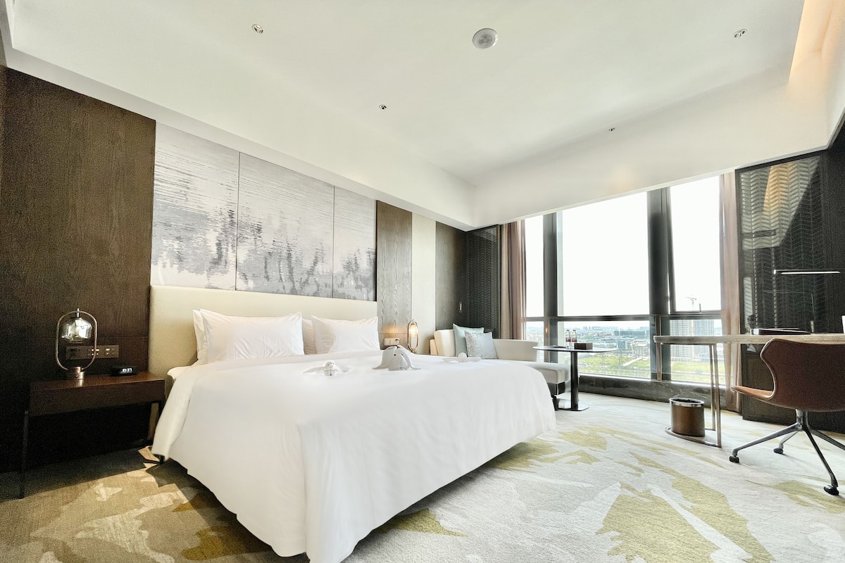 Comfort Room, 1 King Bed | 1 bedroom, down duvets, free minibar, in-room safe