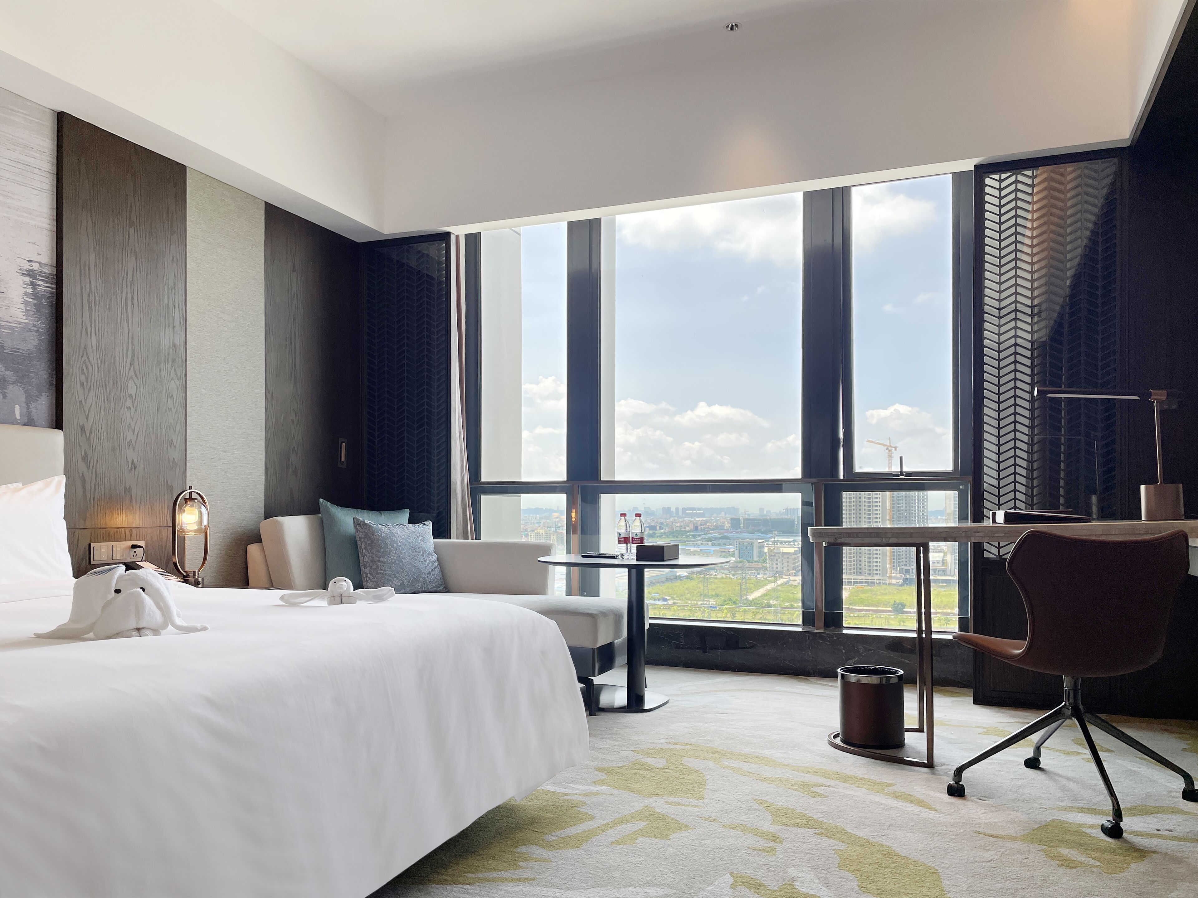 Comfort Room, 1 King Bed | Down comforters, free minibar, in-room safe, desk