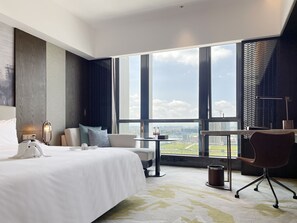 Comfort Room, 1 King Bed | Down comforters, free minibar, in-room safe, desk - White Swan VYV Hotel (Foshan)