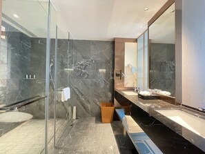 디자인룸, 더블침대 2개 | 욕실 | 레인폴 샤워기, 무료 세면용품, 헤어드라이어, 목욕가운
