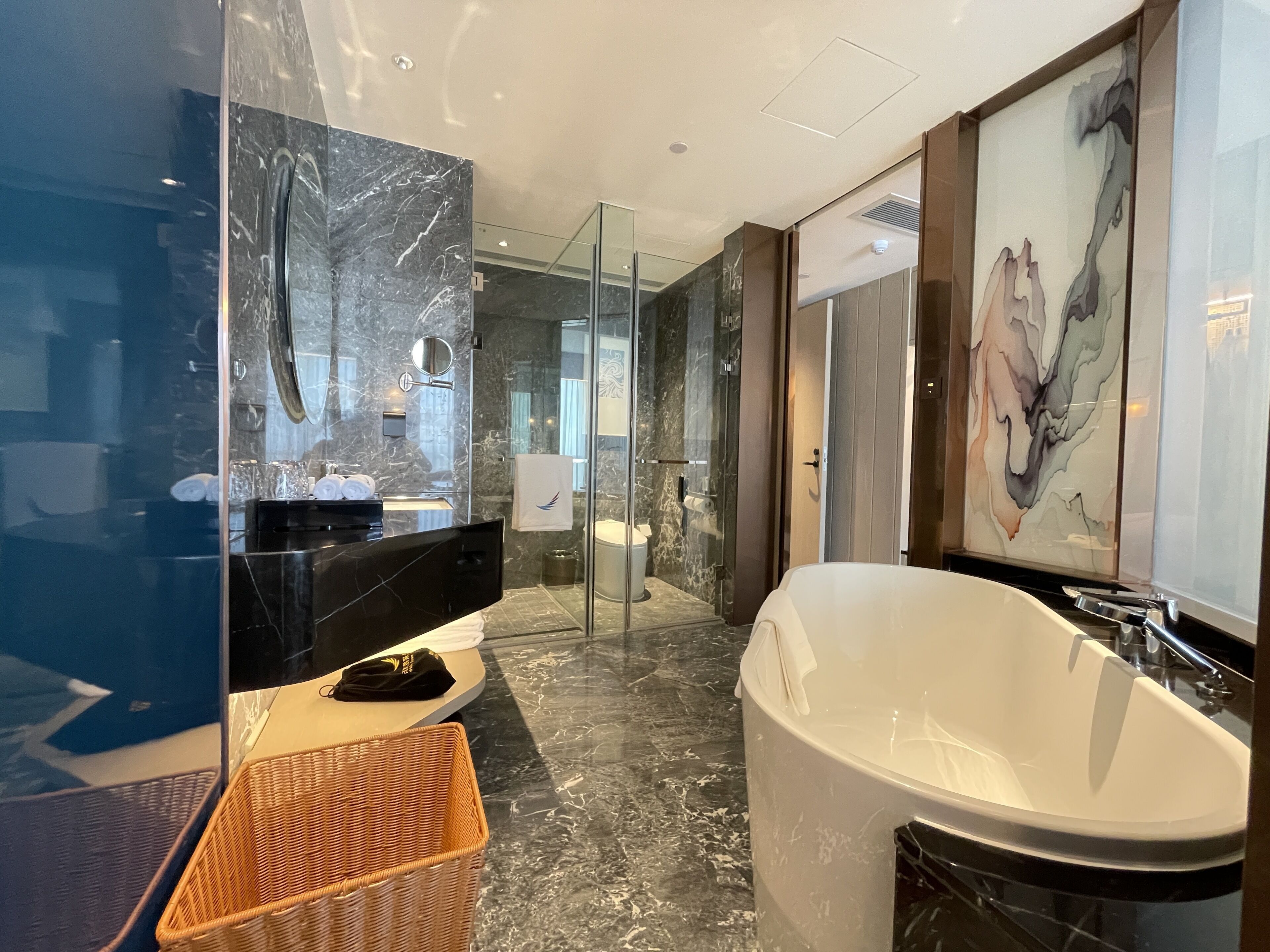 Design Room, 1 King Bed | Bathroom | Rainfall showerhead, free toiletries, hair dryer, bathrobes