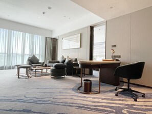 ラグジュアリー スイート キングベッド 1 台 | 羽毛の掛け布団、ミニバー (無料)、セーフティボックス (室内)、デスク