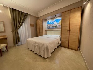 Zimmersafe, Verdunkelungsvorhänge, Bügeleisen/Bügelbrett