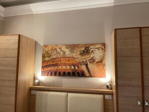 Caja de seguridad en la habitación y cortinas blackout