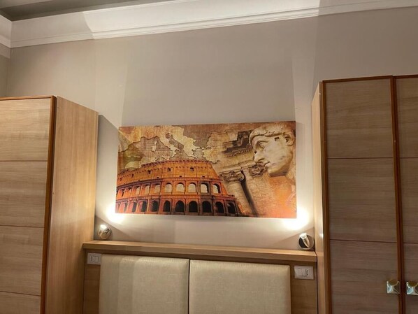 Zimmersafe, Verdunkelungsvorhänge, Bügeleisen/Bügelbrett