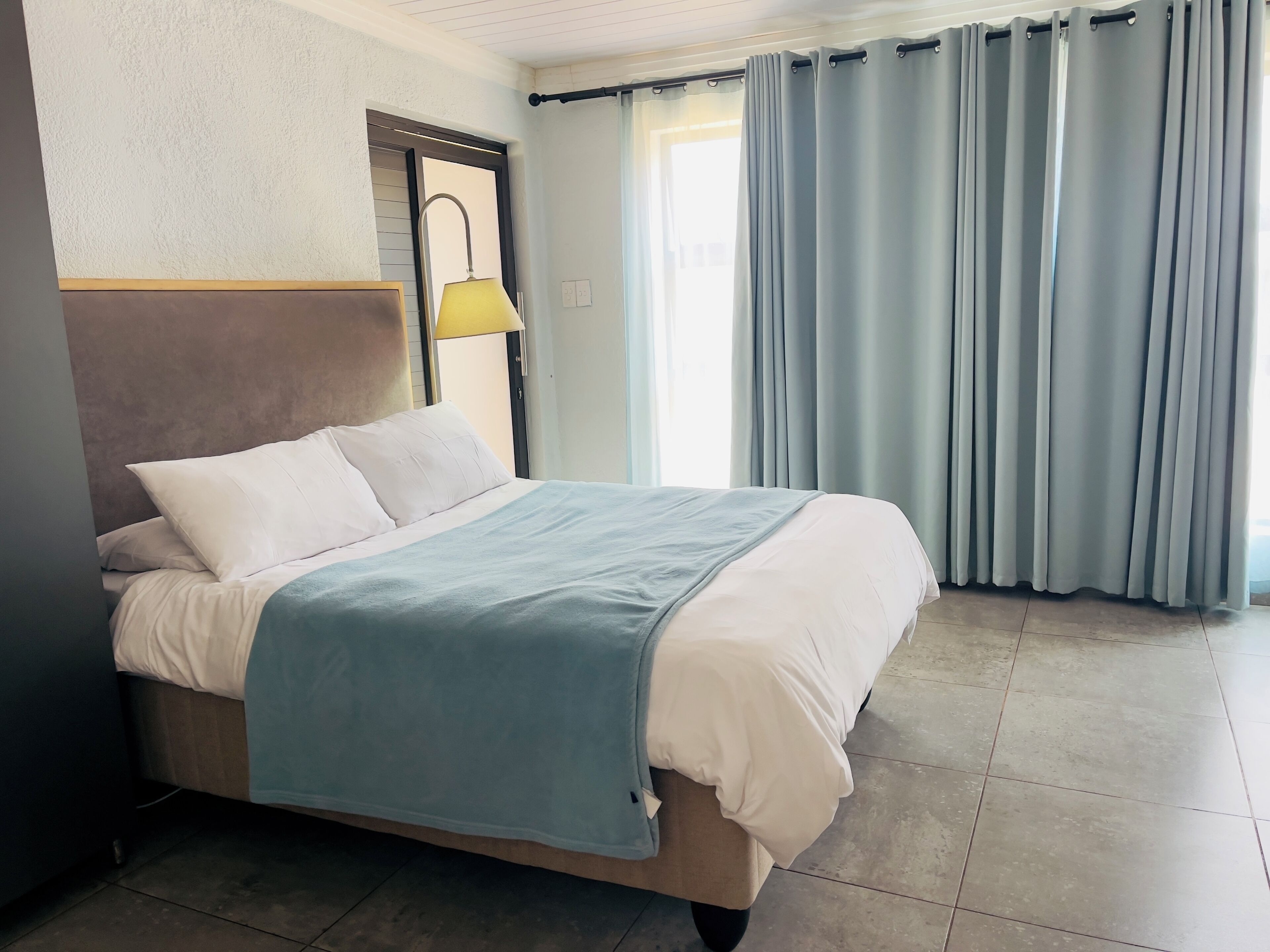 10 soveværelser, pengeskab på værelset, skrivebord