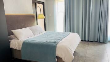 10 soveværelser, pengeskab på værelset, skrivebord