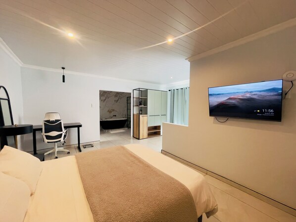 10 soverom, safe på rommet, skrivebord og strykejern/-brett