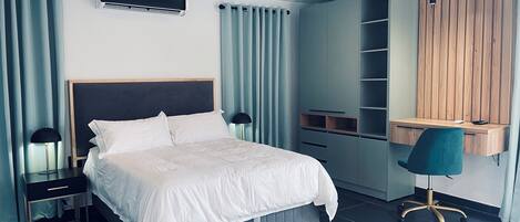 10 عدّة غرف نوم وخزنة داخل الغرفة ومكتب ومكواة/لوح كي