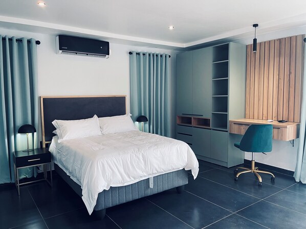 10 多间卧室、客房内保险箱、办公桌、熨斗/熨衣板